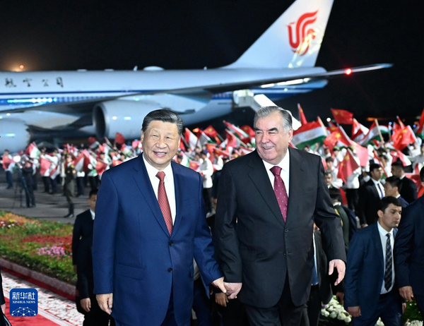 习近平抵达杜尚别开始对塔吉克斯坦进行国事访问1_缩小大小.jpg