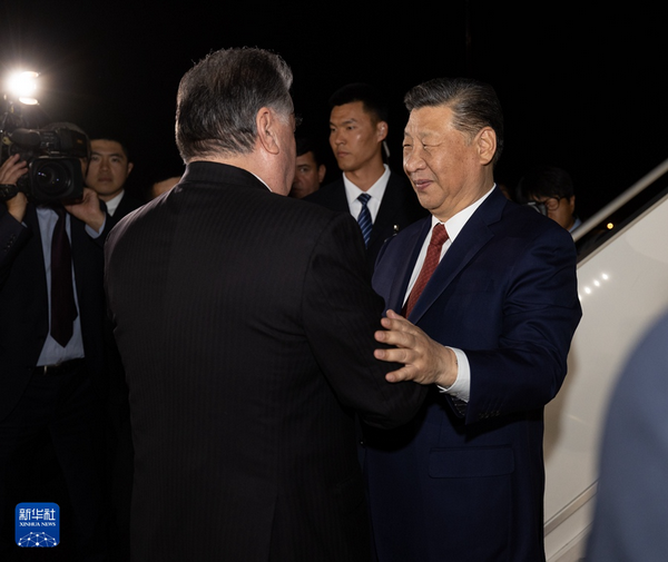 习近平抵达杜尚别开始对塔吉克斯坦进行国事访问2_缩小大小.jpeg