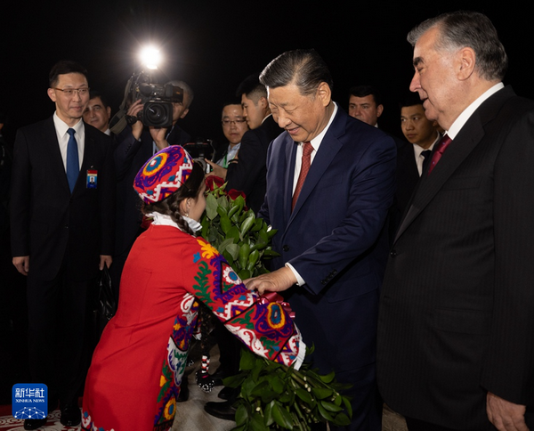 习近平抵达杜尚别开始对塔吉克斯坦进行国事访问3_缩小大小.jpeg