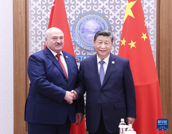 习近平会见白俄罗斯总统卢卡申科1_缩小大小.jpg