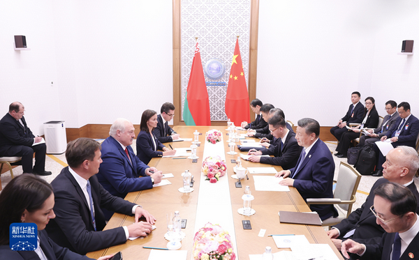 习近平会见白俄罗斯总统卢卡申科2_缩小大小.jpeg